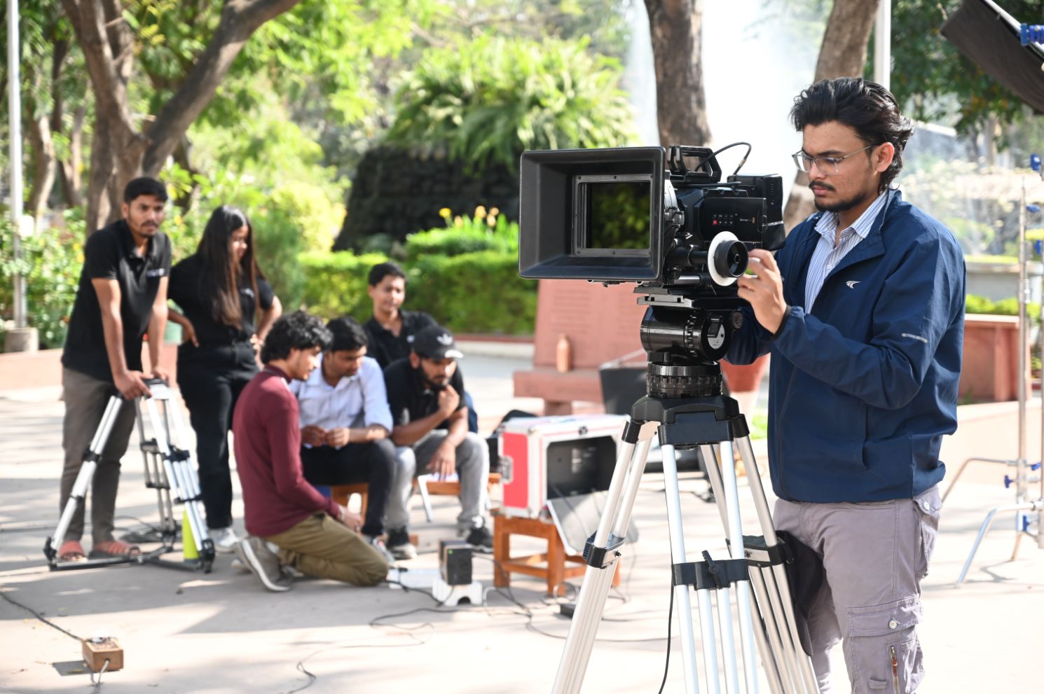 Diploma in Film Making là bước đệm hoàn hảo cho sự nghiệp điện ảnh của bạn. Khóa học này sẽ giúp bạn nắm vững các kỹ thuật sản xuất phim, rèn luyện tài năng của mình và được đào tạo bởi các chuyên gia hàng đầu trong lĩnh vực điện ảnh.
